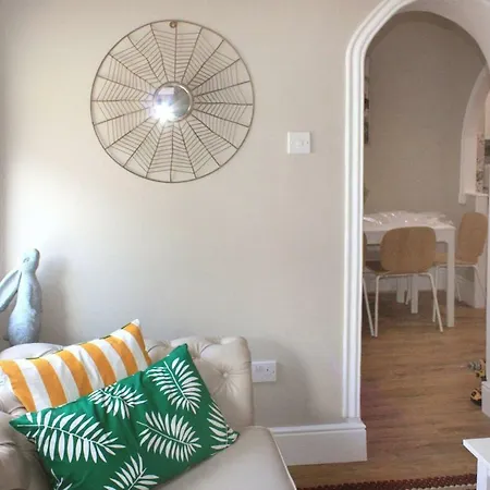 Newly Renovated, Compact, 3 Bedroom House Near Temple Bar Dublino