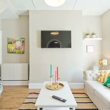 Newly Renovated, Compact, 3 Bedroom House Near Temple Bar