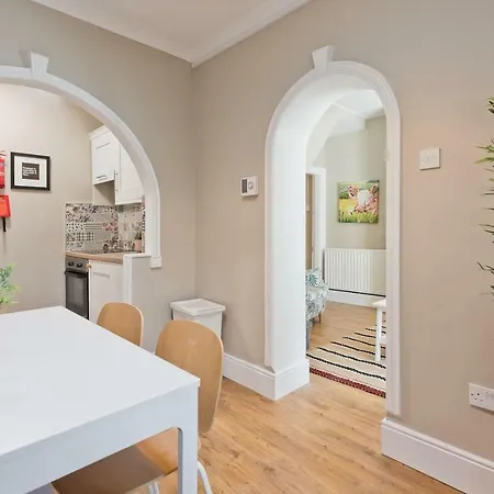 Newly Renovated, Compact, 3 Bedroom House Near Temple Bar